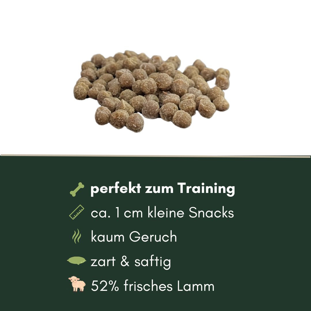 Haufen kleiner, runder brauner Lamm-Softies (ca. 1 cm) in Draufsicht auf weißem Hintergrund