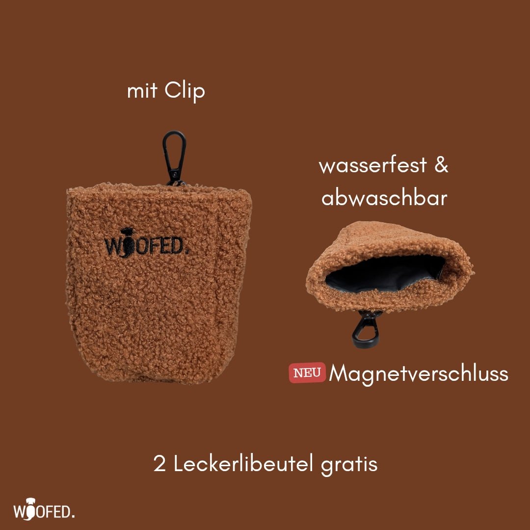 Zwei braune Teddy-Leckerlibeutel: links Front mit WOOFED-Stick, rechts geöffnet mit schwarzer Innenbeschichtung und schwarzem