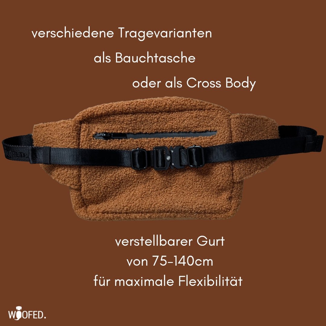 Braune Teddy-Gassitasche frontal liegend mit schwarzem verstellbarem Gurt, Klickschnalle und sichtbarem Reißverschlussfach