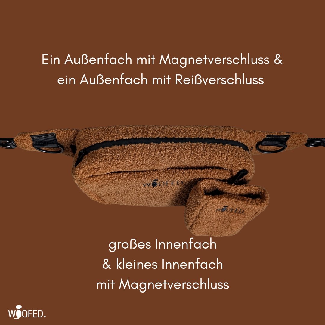 Braune Teddy-Gassitasche von oben: sichtbarer Frontreißverschluss, kleines Leckerlibeutel am Gurt