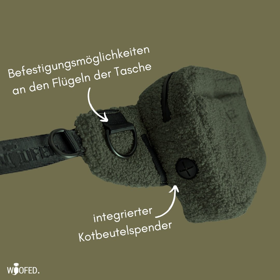 Nahaufnahme seitlich: olivgrüne Teddy Gassitasche mit D-Ring, verstellbarem Gurt und integriertem Kotbeutelspender