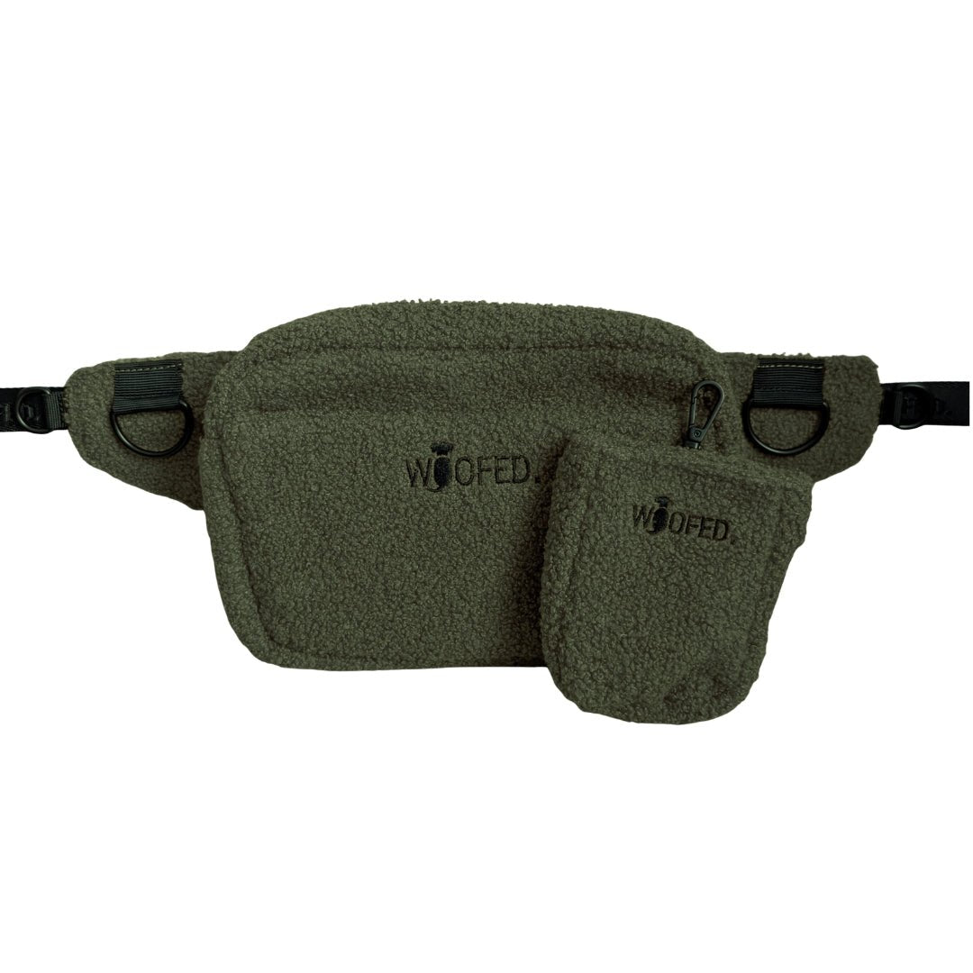 Olivgrüne Teddy-Gassitasche frontal mit gesticktem WOOFED-Logo, abnehmbarem Leckerlibeutel, Reißverschluss und schwarzen D‑R링
