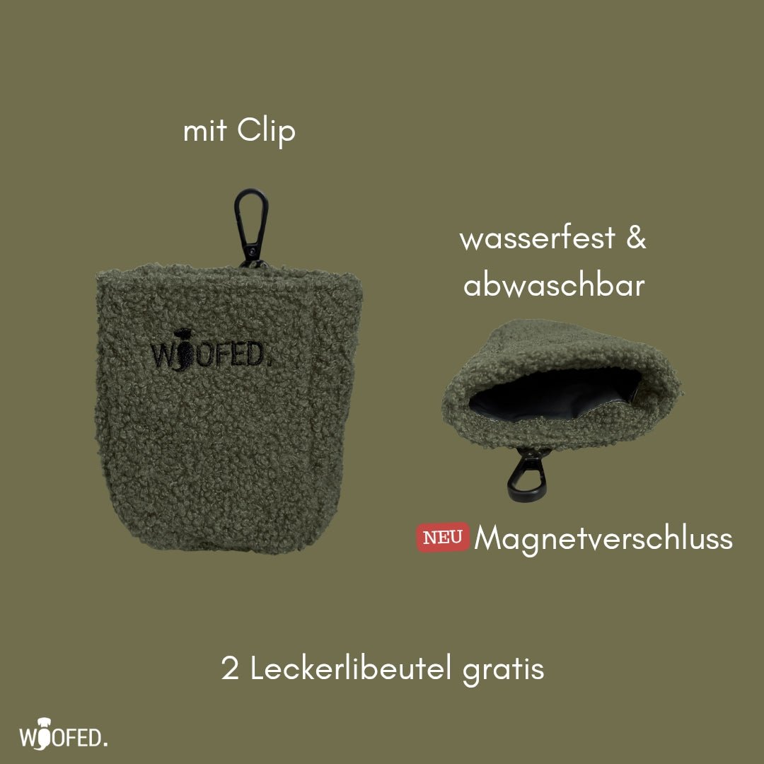 Zwei olivgrüne Teddy-Leckerlibeutel mit Clip; links Front mit WOOFED-Stick, rechts geöffnet mit schwarzer Innenbeschichtung