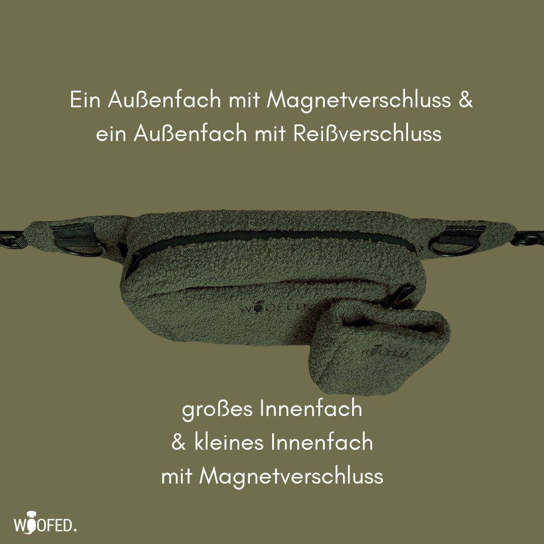 Olivfarbene Teddy-Gassitasche, flach liegend, Zipperfach oben, kleiner Leckerlibeutel rechts, Gurt mit D-Ringen
