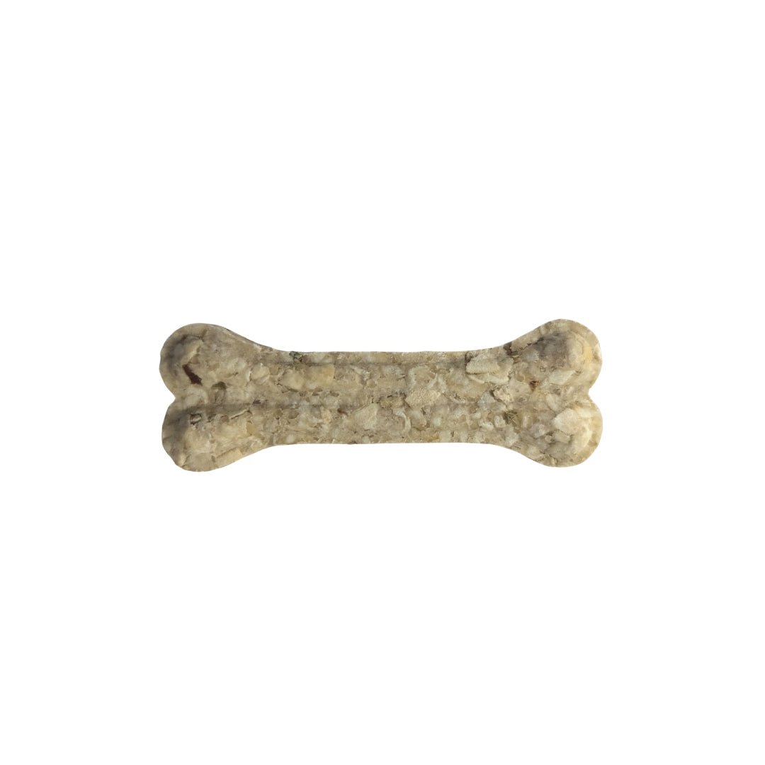 Obst Kauknochen, beige knochenförmiger Hundesnack mit körniger Textur, Draufsicht vor weißem Hintergrund