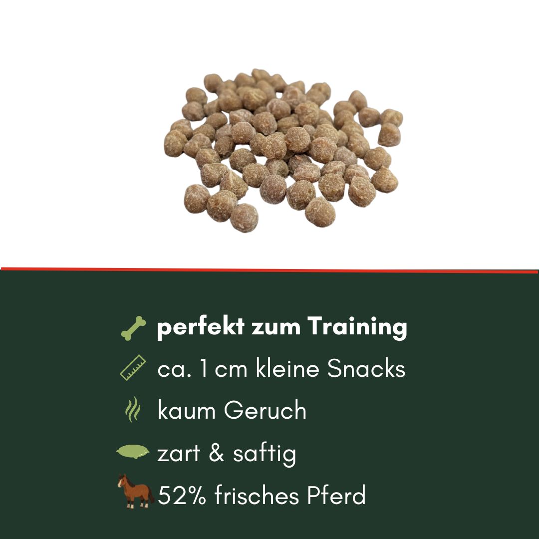 Pferde Vital Softies – Haufen kleiner, runder brauner Trainingssnacks (ca. 1 cm), leichte Draufsicht auf weißem Hintergrund