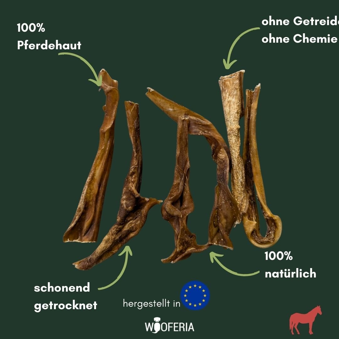 Draufsicht auf mehrere braune, gedrehte getrocknete Pferdekopfhaut‑Stücke auf dunkelgrünem Hintergrund