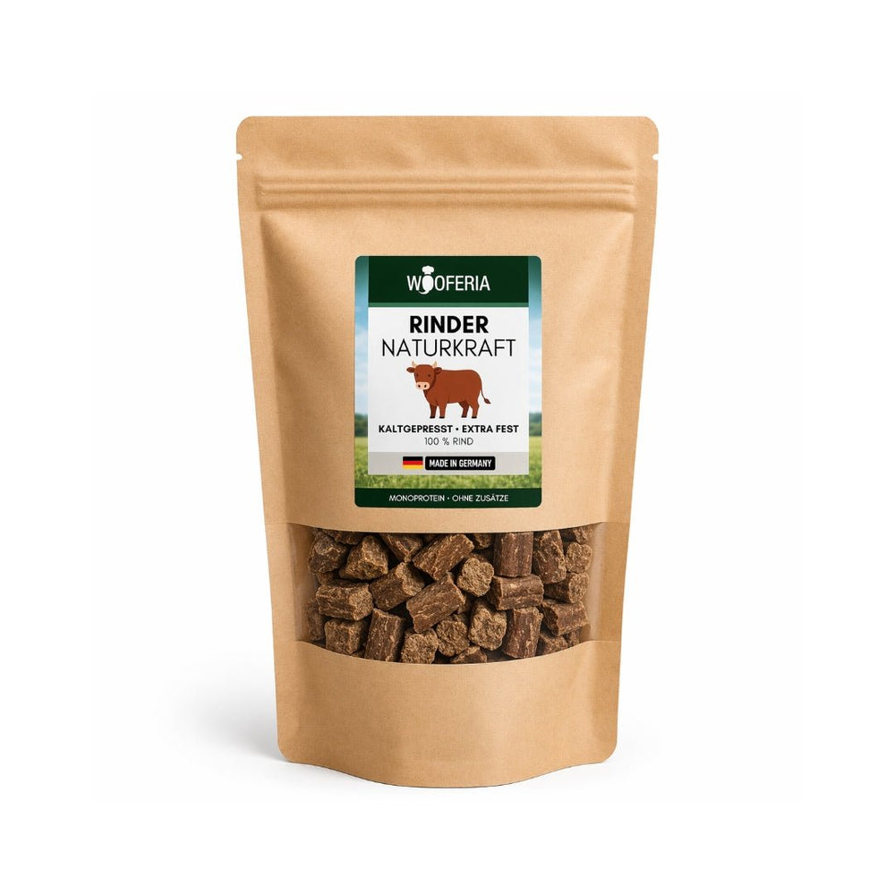Beiger Standbeutel mit WOOFERIA Label Rinder Naturkraft und Sichtfenster mit braunen kaltgepressten Snackwürfeln