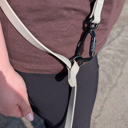 WOOFLEX Umhängeleine Desert Sand, helle beige Leine mit schwarzem Karabiner und Ring am Hüftbereich, Nahaufnahme