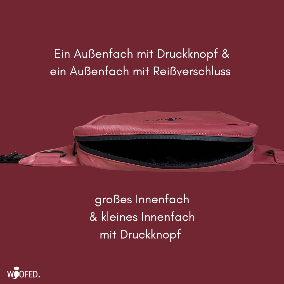 Weinrote Gassitasche flach, Vorderansicht mit offenem Reißverschluss, schwarzes Innenfach und seitliche D‑Ringe