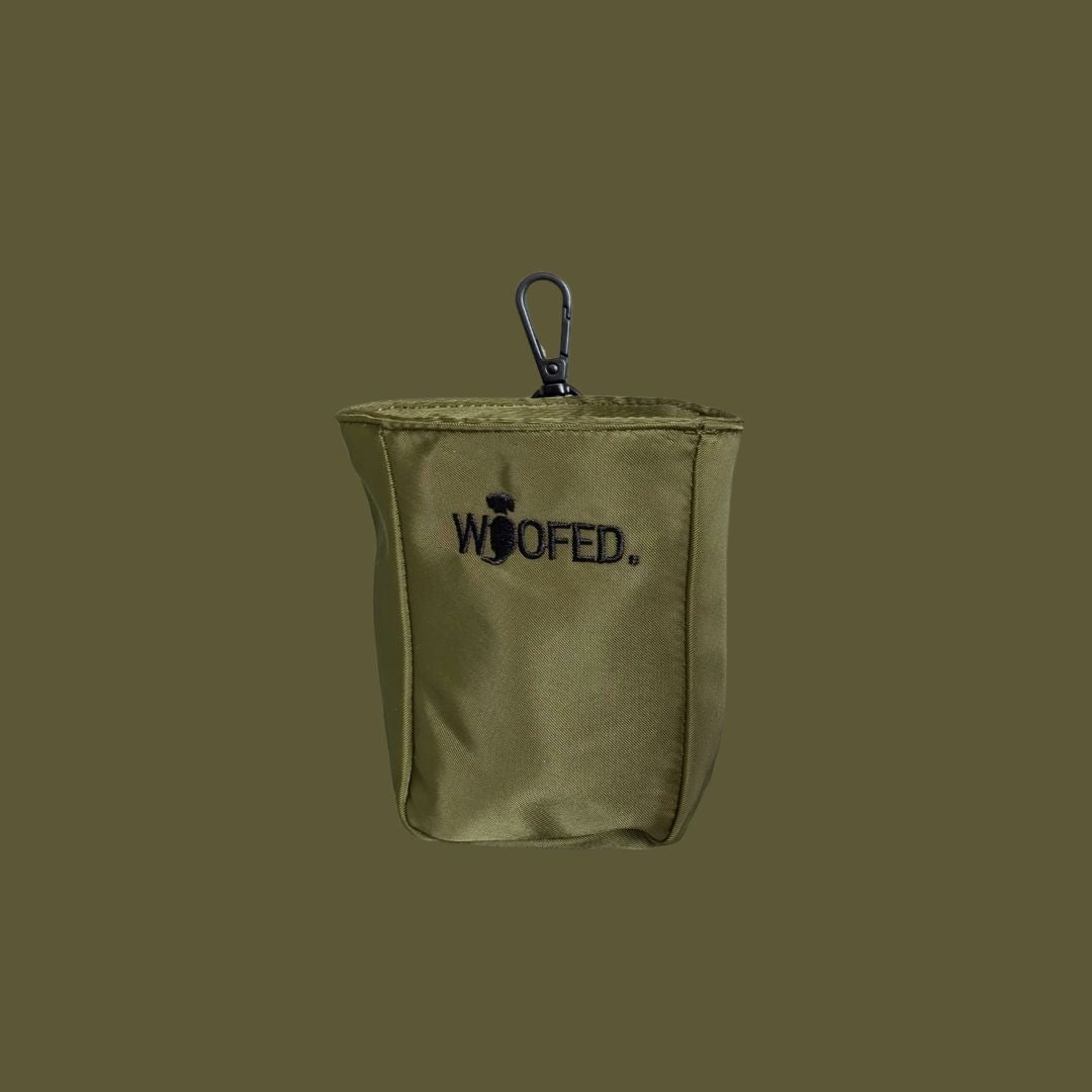 Olivegrüner Leckerlibeutel von vorne mit schwarzem Karabiner und gesticktem WOOFED-Logo