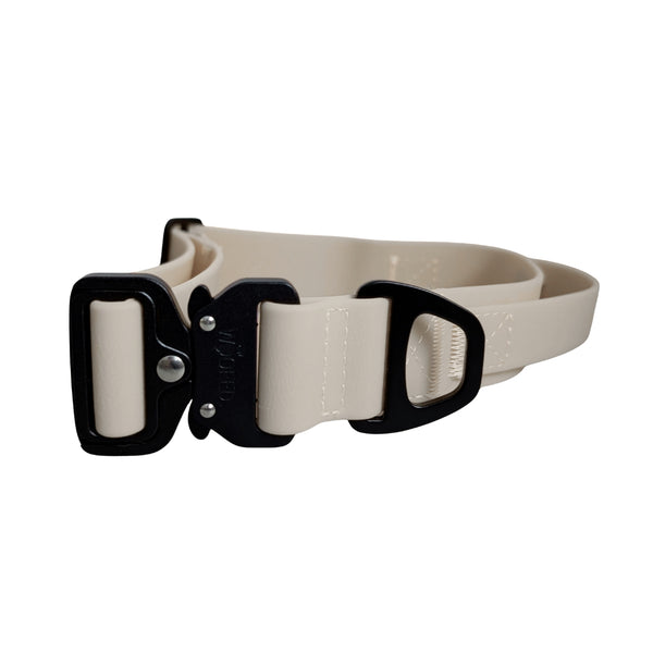 WOOFLEX Desert Sand taktisches Halsband, sandfarbener Riemen mit schwarzer Metallschnalle und D‑Ring, Seitenansicht