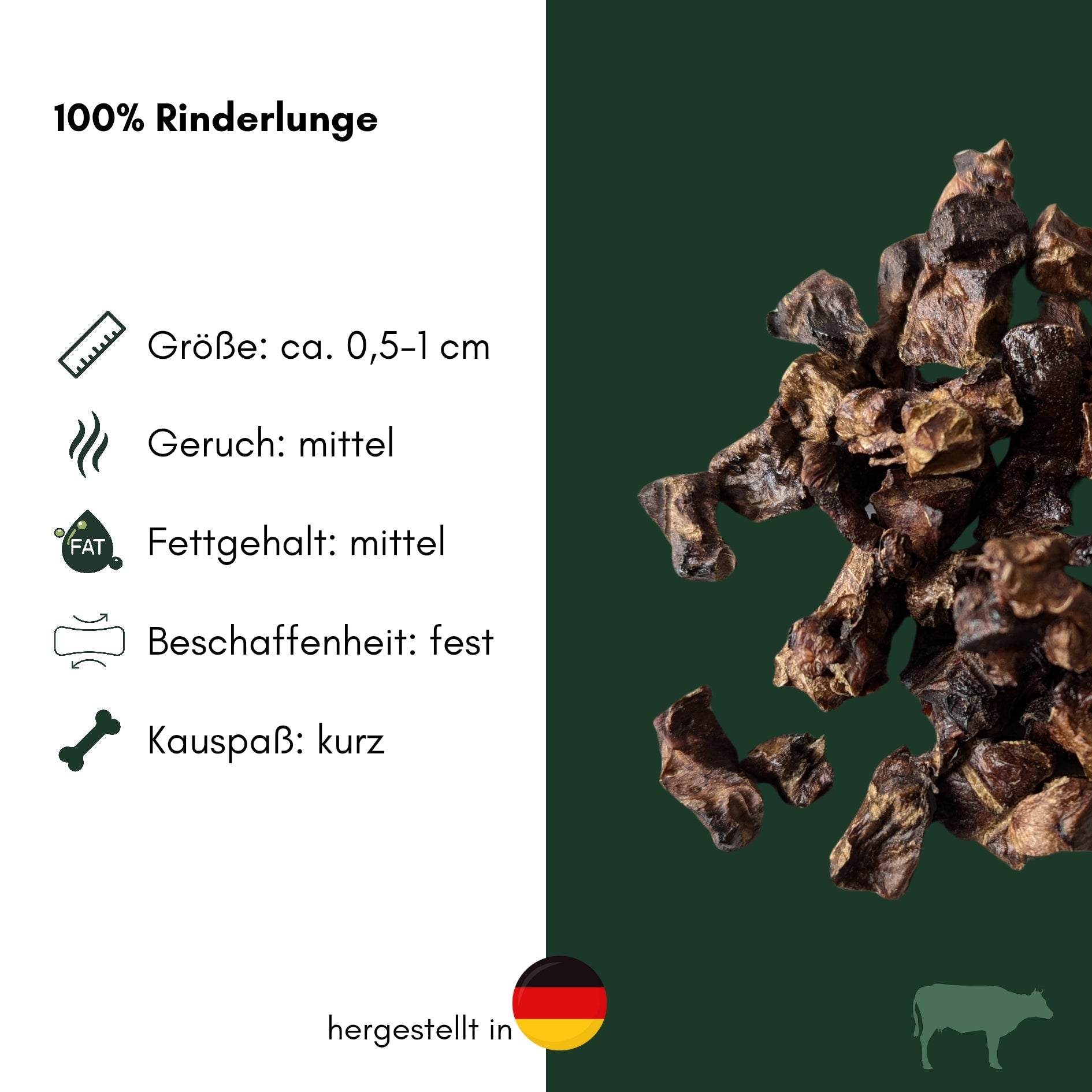 Nahaufnahme getrockneter, dunkelbrauner Rinderlunge‑Würfel (klein, unregelmäßige Stücke) auf dunkelgrünem Hintergrund