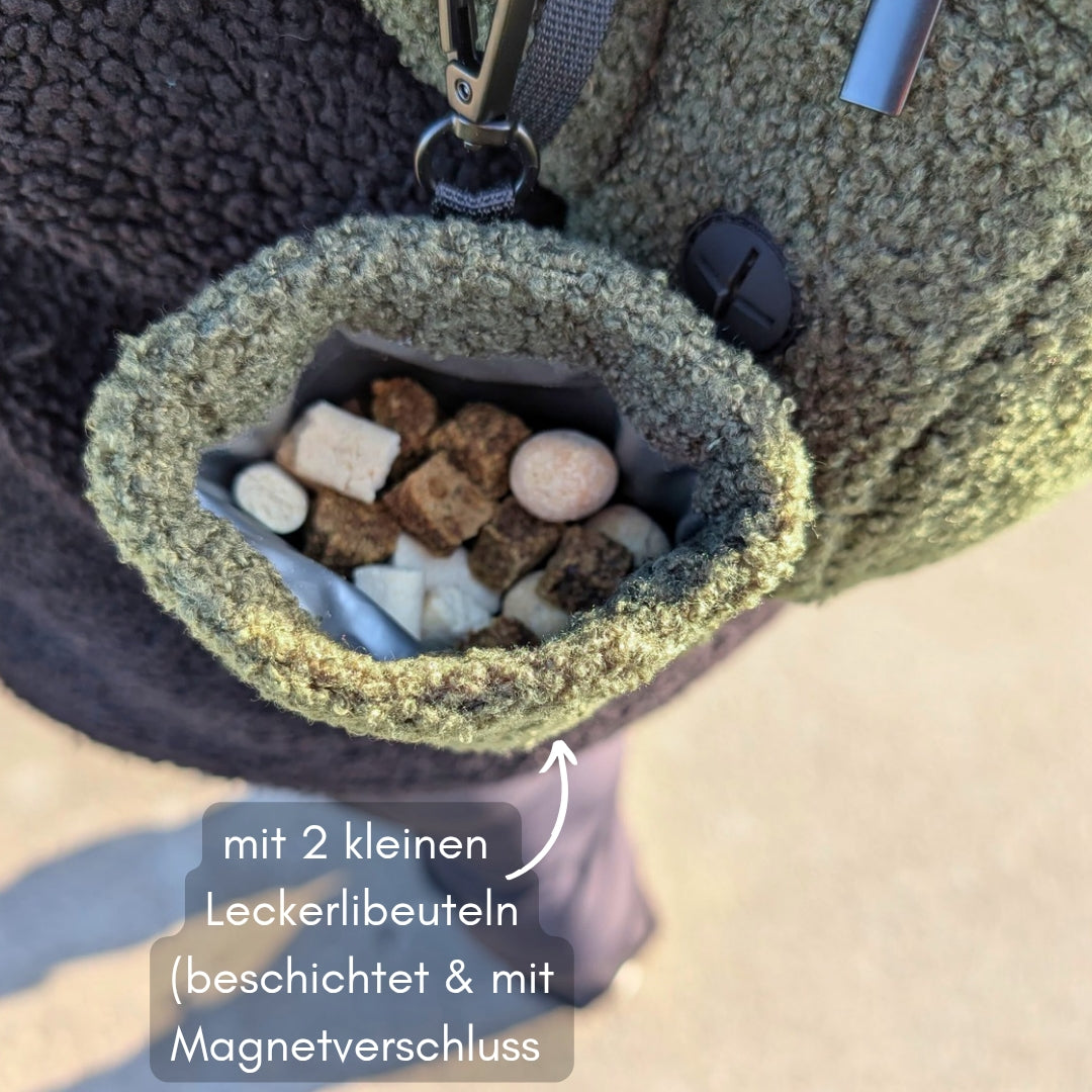 Draufsicht auf geöffneten olivgrünen Teddy-Leckerlibeutel mit Leckerlis, grauer Innenbeschichtung und Metall-D-Ring