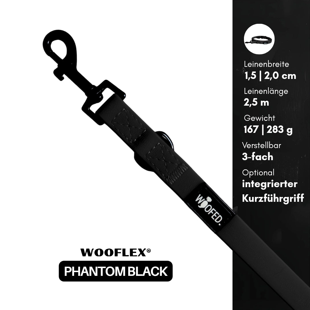 Diagonale Nahaufnahme der WOOFLEX Phantom Black Führleine mit schwarzem Bolzenkarabiner, sichtbaren Nähten und WOOFED-Label