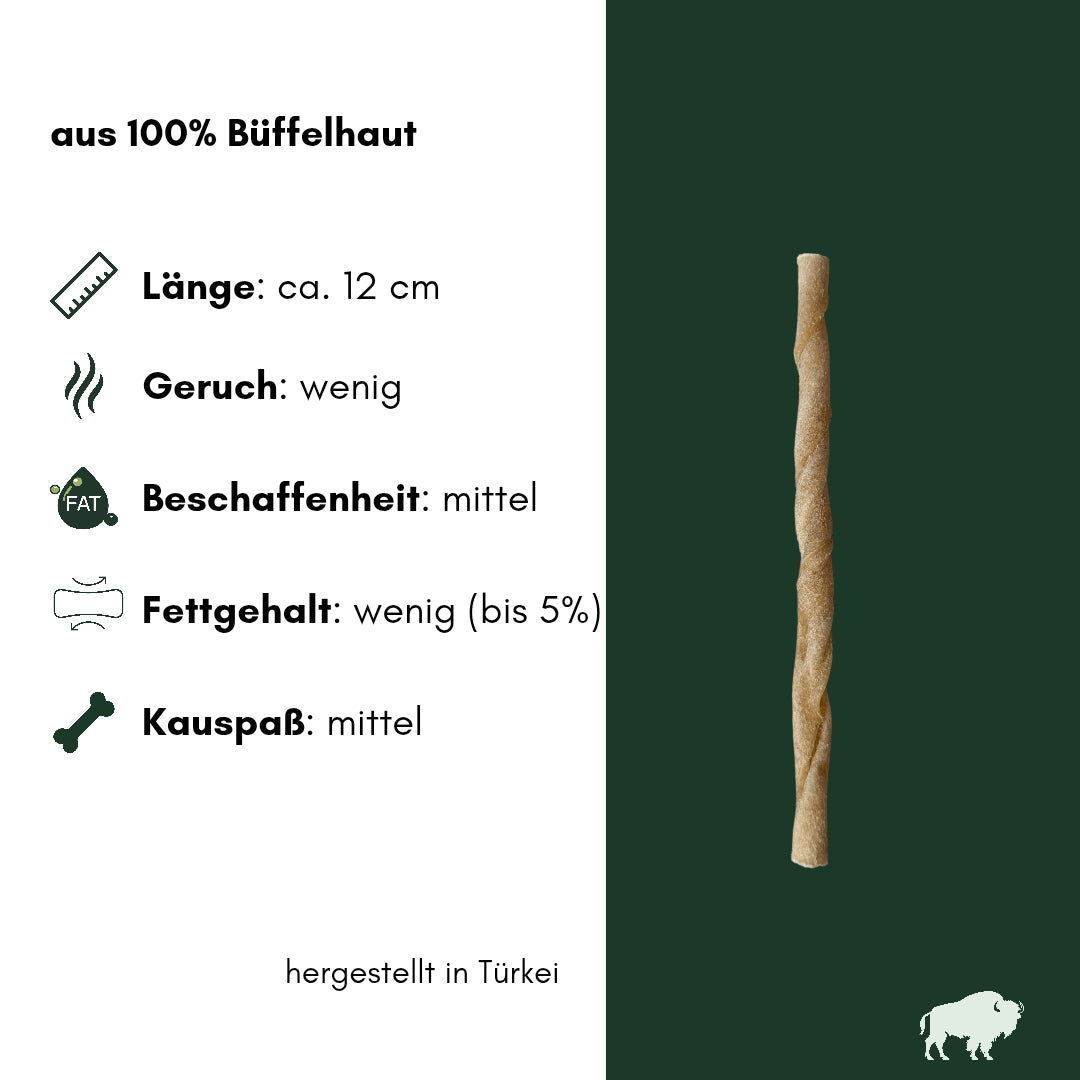 Einzelne gedrehte beige Büffelhaut-Kaurolle (ca. 12 cm), frontal vor dunkelgrünem Hintergrund