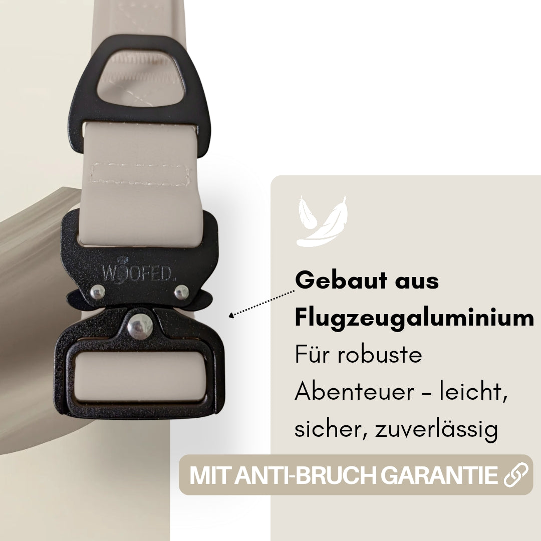 Nahaufnahme verstellbares Halsband Desert Sand: hellbeiger Gurt mit sichtbarer Naht und schwarzer Metall-Schnalle