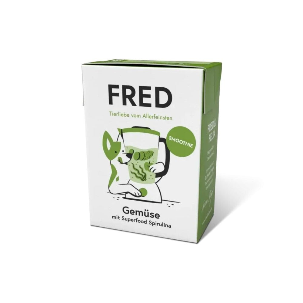 Weiße, rechteckige Verpackung mit grünen Seiten, großem FRED-Logo und Hund-Illustration mit grünem Gemüse-Smoothie vorn