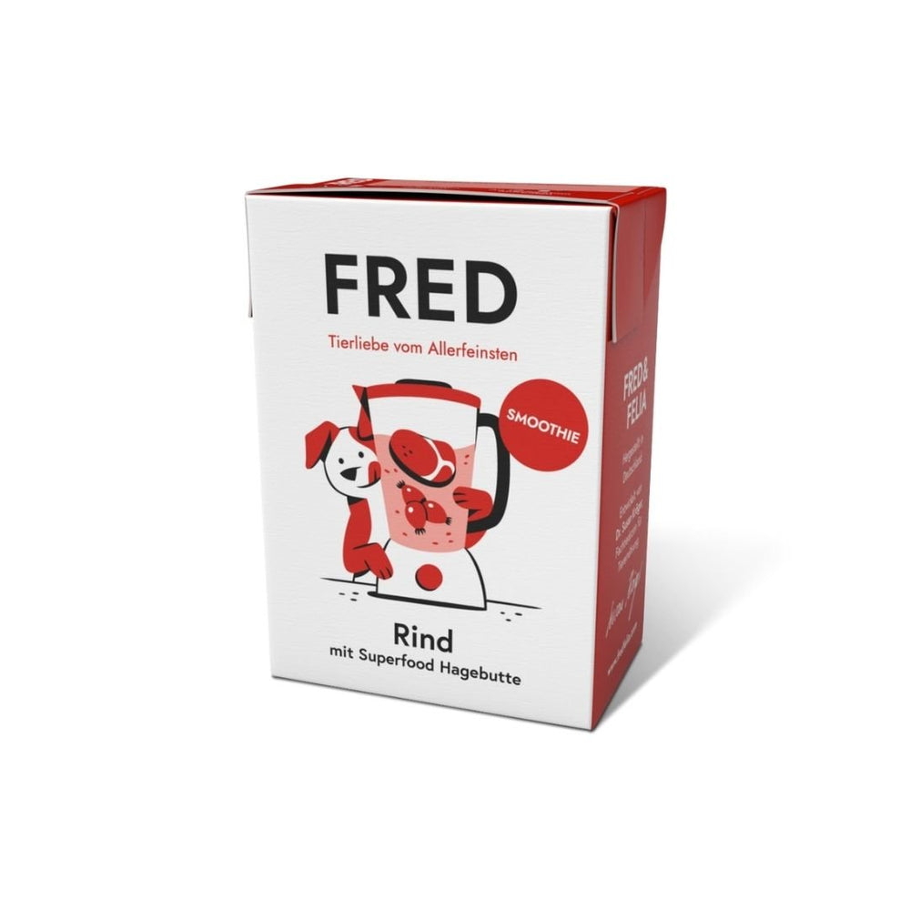Weiße und rote Kartonverpackung 'FRED', Vorderansicht, Illustration Hund mit Smoothie, Schriftzug 'Rind mit Hagebutte'