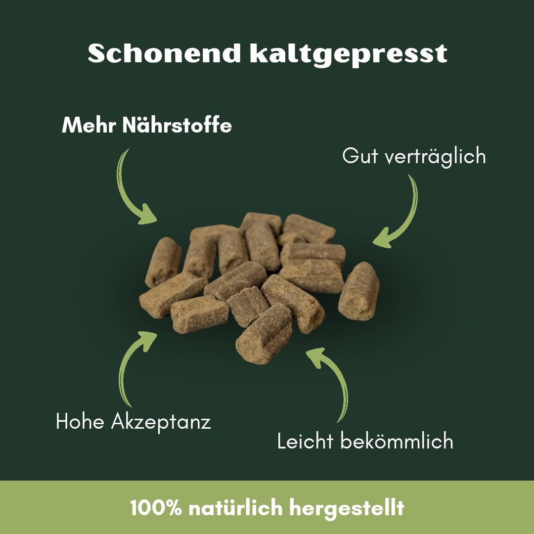 Nahaufnahme brauner, länglicher kaltgepresster Truthahn-Hundesnacks, Haufen auf dunkelgrünem Hintergrund