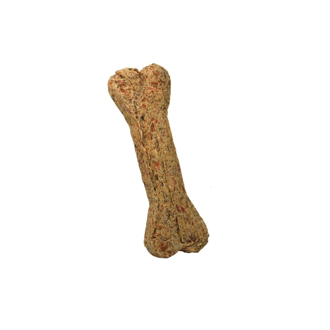 Vegetarischer Kauknochen aus Pastinake und Karotte, knochenförmig, beige mit orangeen Stücken, freigestellt, Vorderansicht